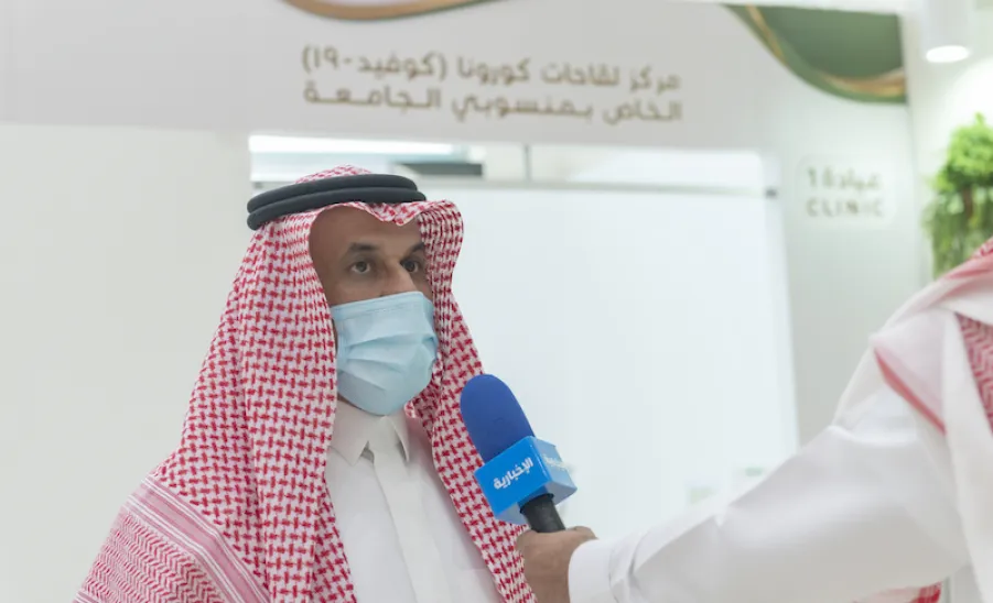 معالي رئيس الجامعة يفتتح مركز لقاحات كورونا الخاص بمنسوبي الجامعة وذويهم - الجامعة