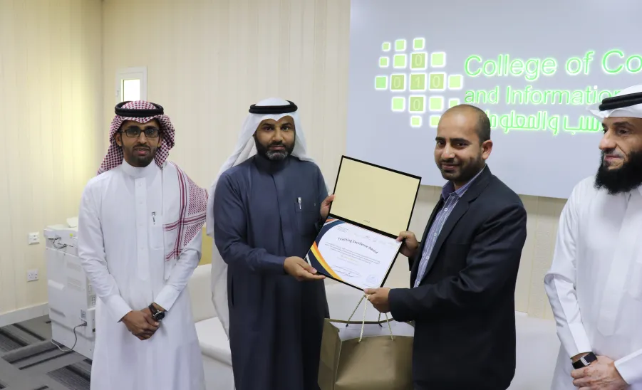 كلية علوم الحاسب والمعلومات CCIS منسوبيها من أعضاء هيئة التدريس الذين حققوا التميز في مجاليالتدريس والبحث العلمي، والتميز في مجال العمل الإداري من الهيئة الإدارية - 4