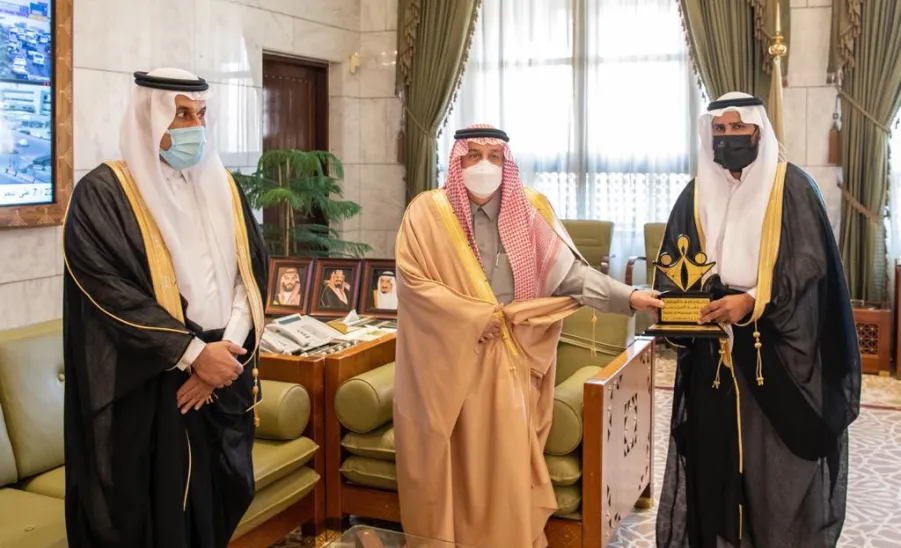 أمير منطقة الرياض يكرم الفائزين بجائزة جامعة المجمعة لخدمة المجتمع والبالغ عدد جوائزها (21)جائزة وتنافس خلالها (382) مبادرة مجتمعية. - الجامعة