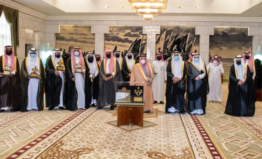 أمير منطقة الرياض يكرم الفائزين بجائزة جامعة المجمعة لخدمة المجتمع والبالغ عدد جوائزها (21)جائزة وتنافس خلالها (382) مبادرة مجتمعية. - الجامعة