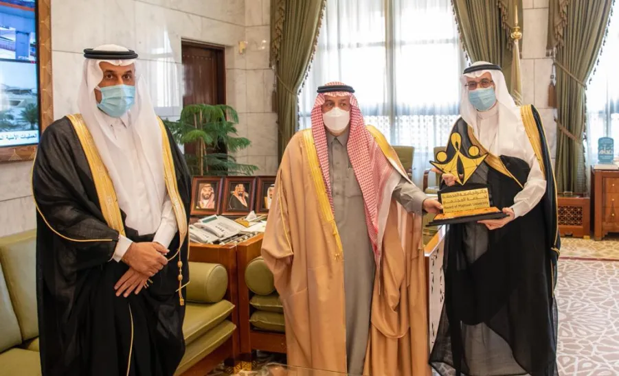 أمير منطقة الرياض يكرم الفائزين بجائزة جامعة المجمعة لخدمة المجتمع والبالغ عدد جوائزها (21)جائزة وتنافس خلالها (382) مبادرة مجتمعية. - الجامعة