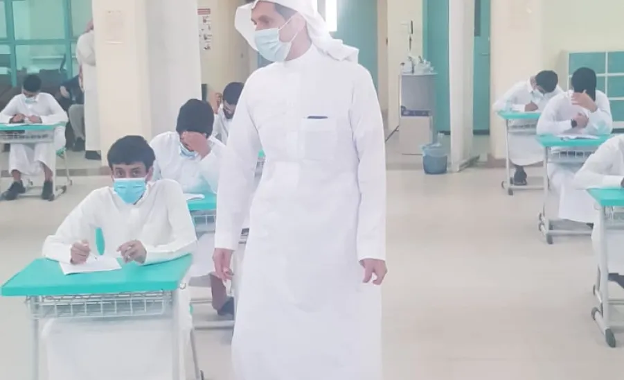 سعادة العميد يتفقد قاعة الإختبار النهائي وسط الإجراءات الإحترازية - صورة قاعة 1