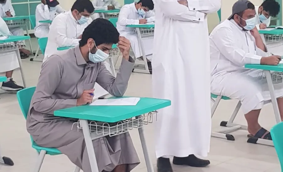 سعادة العميد يتفقد قاعة الإختبار النهائي وسط الإجراءات الإحترازية - صورة قاعة 2