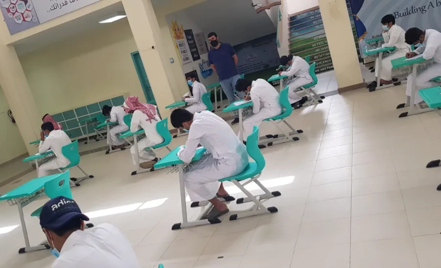 سعادة العميد يتفقد قاعة الإختبار النهائي وسط الإجراءات الإحترازية - صورة قاعة 3