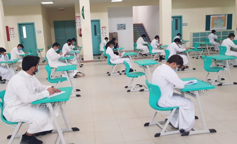 سعادة العميد يتفقد قاعة الإختبار النهائي وسط الإجراءات الإحترازية - صورة قاعة 4
