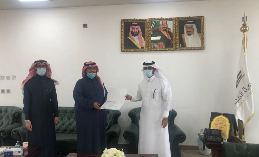 تكريم عميد كلية الهندسة للمشاركين في ورشة عمل ريادة الأعمال والمشاريع الصغيرة -  تكريم عميد كلية الهندسة للمشاركين في ورشة عمل ريادة الأعمال والمشاريع الصغيرة