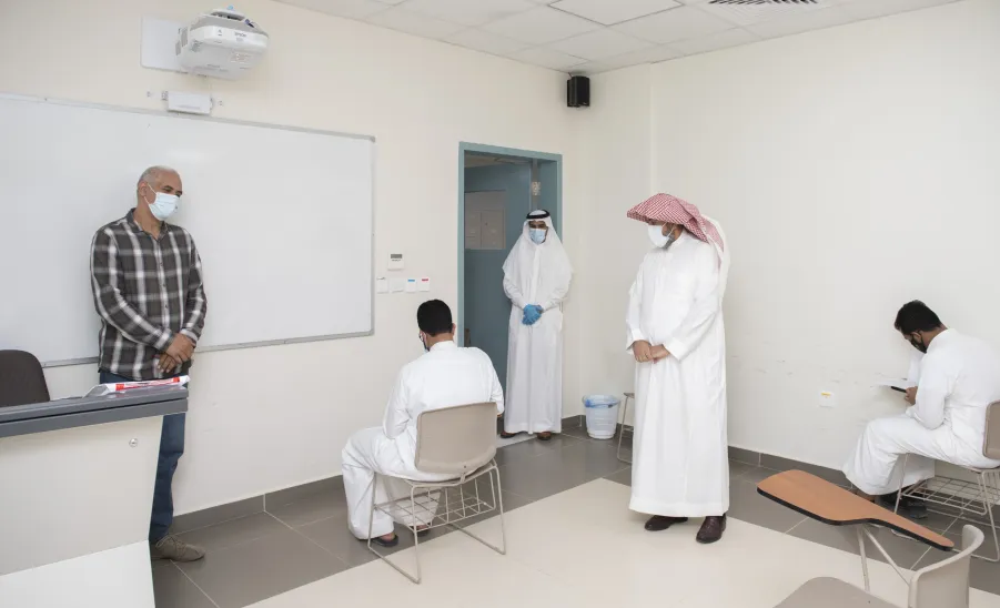 وكيل الجامعة يتفقد سير الاختبارات النهائية بكلية العلوم والدراسات الانسانية بحوطة سدير  -  وكيل الجامعة يتفقد سير الاختبارات النهائية بكلية العلوم والدراسات الانسانية بحوطة سدير 