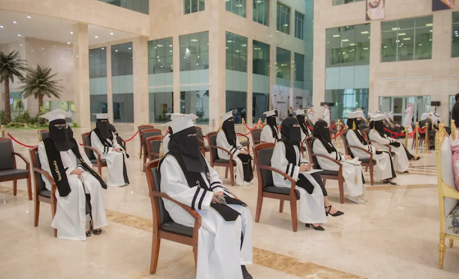 برعاية صاحب السمو الملكي الأمير فيصل بن بندر أمير منطقة الرياض : الجامعة تقيم حفل تخريج الدفعة الحادية عشرة والثانية عشرة من طلابها -  الجامعة