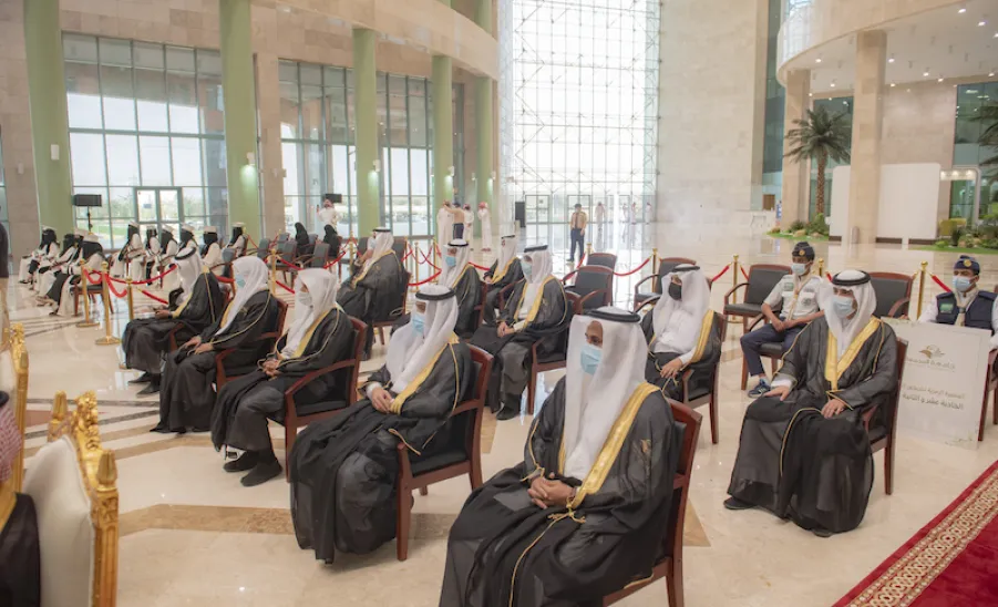 برعاية صاحب السمو الملكي الأمير فيصل بن بندر أمير منطقة الرياض : الجامعة تقيم حفل تخريج الدفعة الحادية عشرة والثانية عشرة من طلابها -  الجامعة