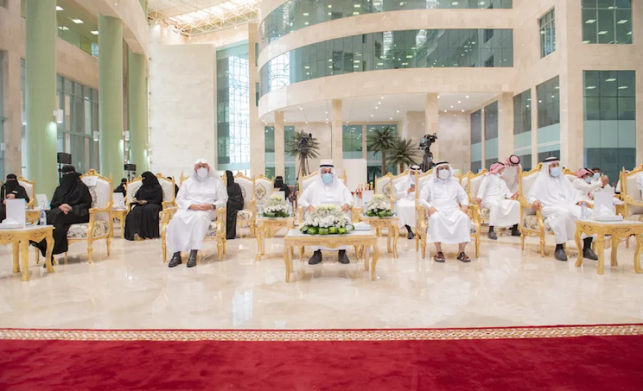 معالي رئيس الجامعة يكرم الفائزين في الملتقى الطلابي الثالث  - الجامعة