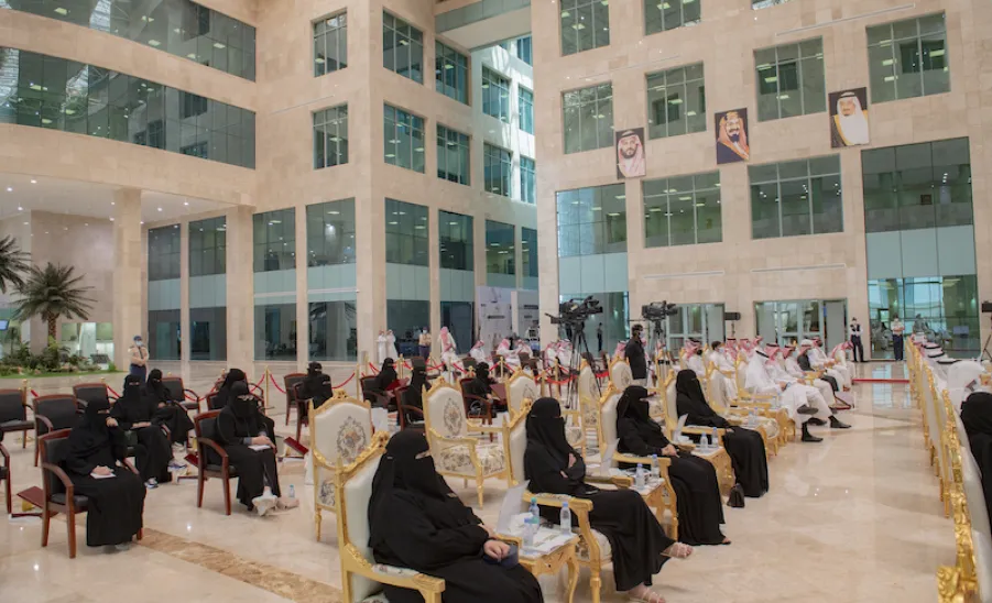 معالي رئيس الجامعة يكرم الفائزين في الملتقى الطلابي الثالث  - .
