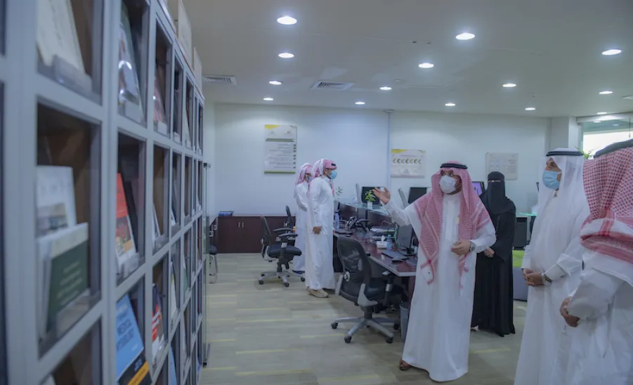 معالي رئيس الجامعة يفتتح توسعة المكتبة المركزية ويدشن مشروع المكتبات الذكية - ]U,M