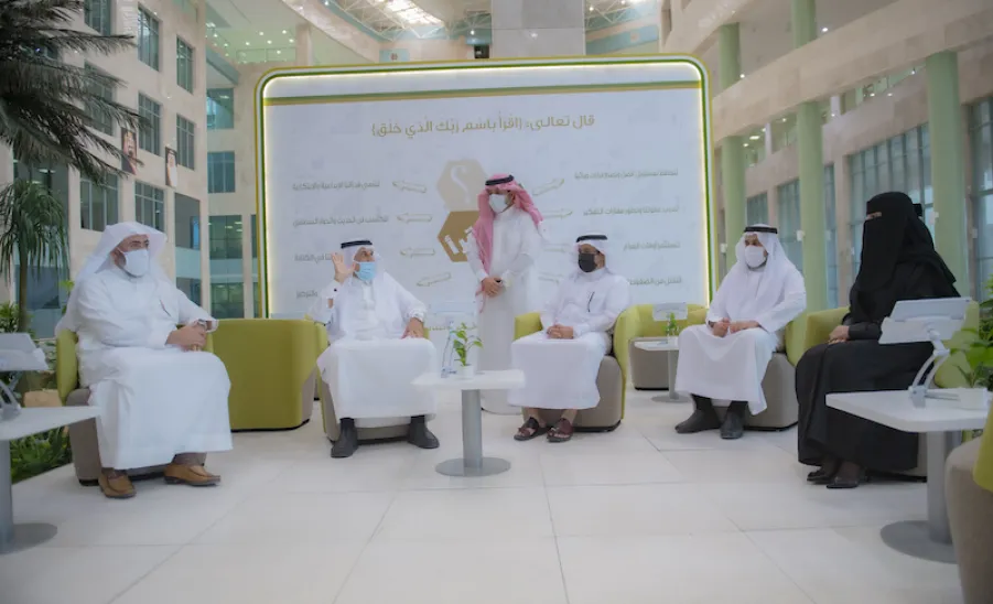 معالي رئيس الجامعة يفتتح توسعة المكتبة المركزية ويدشن مشروع المكتبات الذكية - ]U,M