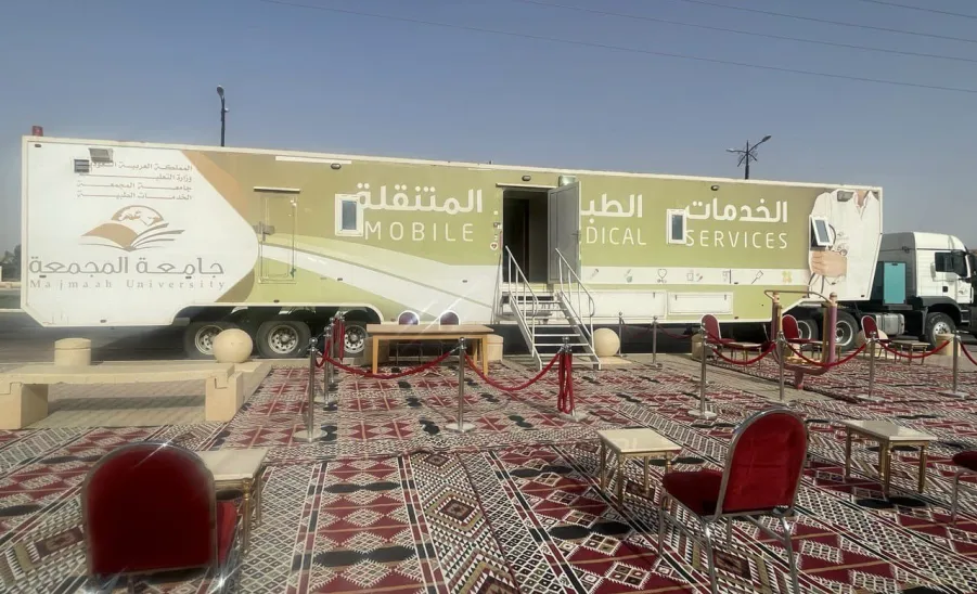 الخدمات الطبية المتنقلة تنفذ مبادرة حملة تطعيم لقاح فايروس كورونا لعدد من المراكز - ]U,M