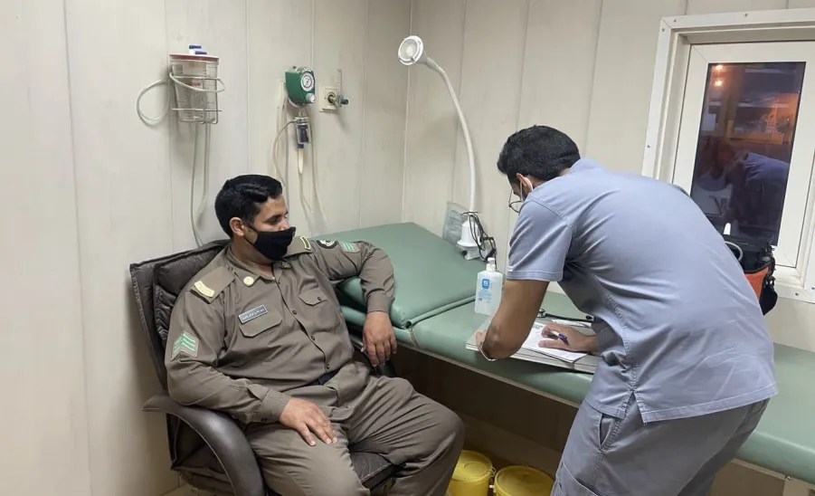 الخدمات الطبية المتنقلة تنفذ مبادرة حملة تطعيم لقاح فايروس كورونا لعدد من المراكز - ]U,M