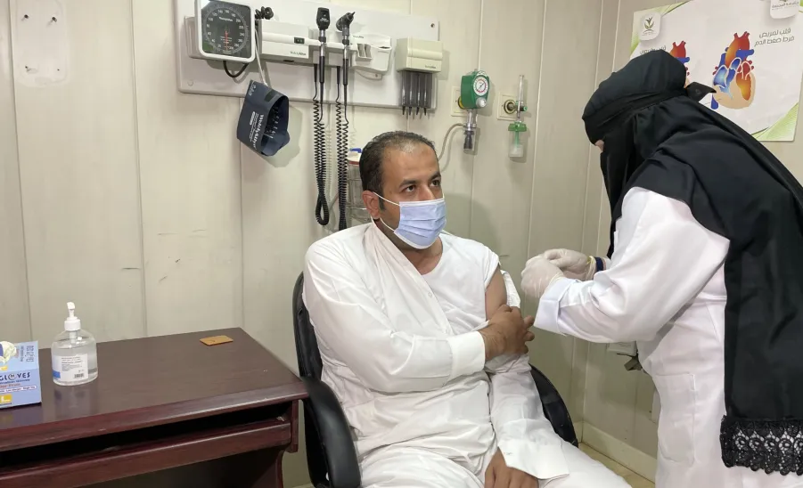 الخدمات الطبية المتنقلة تنفذ مبادرة حملة تطعيم لقاح فايروس كورونا لعدد من المراكز - ]U,M