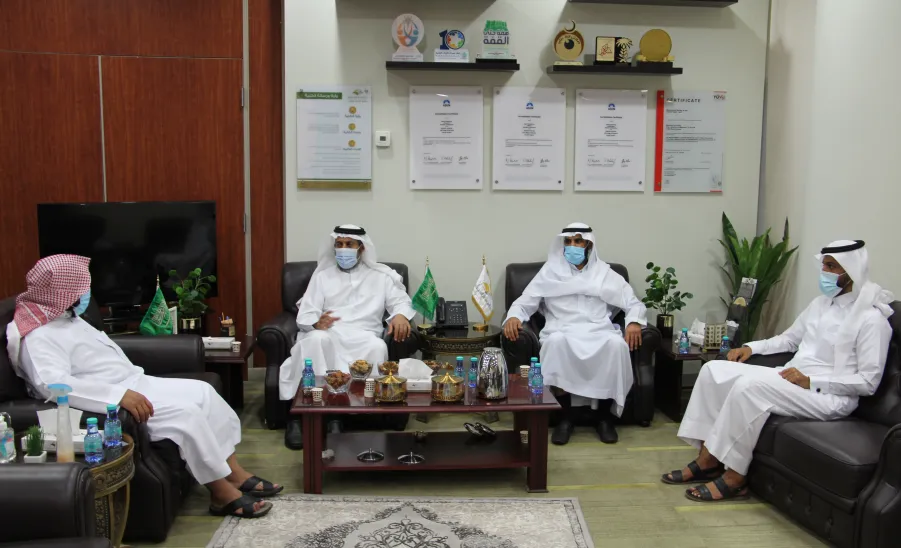 بهدف الاطمئنان على جاهزية مقرات الاختبارات :  وكلاء الجامعة يقومون بجولة تفقدية لعدد من كليات الجامعة   - ]U,M