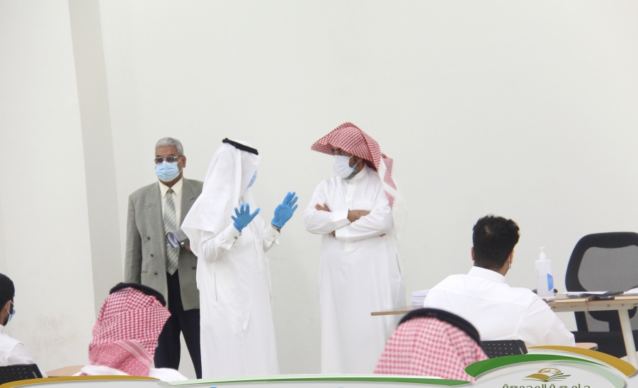 وكيل الجامعة يتفقد سير الاختبارات النهائية بالكلية