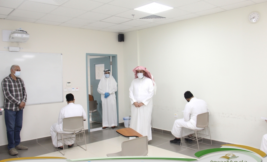 وكيل الجامعة يتفقد سير الاختبارات النهائية بالكلية