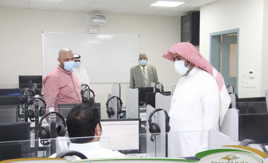وكيل الجامعة يتفقد سير الاختبارات النهائية بالكلية