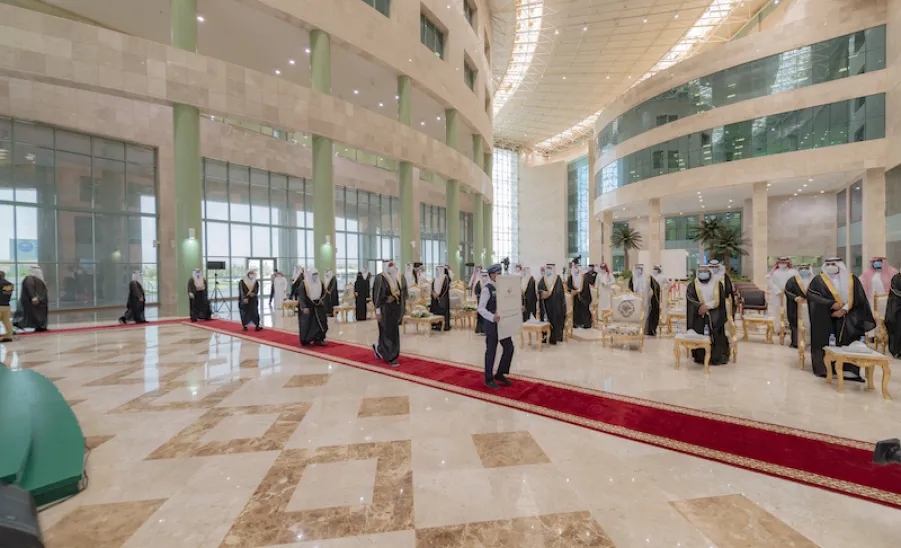 برعاية صاحب السمو الملكي الأمير فيصل بن بندر أمير منطقة الرياض : الجامعة تقيم حفل تخريج الدفعة الحادية عشرة والثانية عشرة من طلابها -  الجامعة