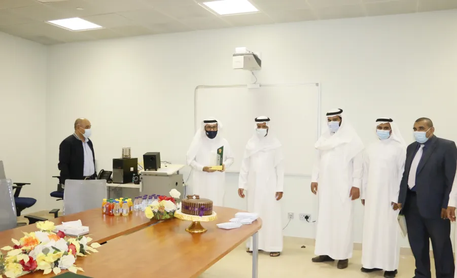 عميد خدمة المجتمع والتعليم المستمر يكرم أعضاء وحدة الجودة بالعمادة - عميد خدمة المجتمع والتعليم المستمر يكرم أعضاء وحدة الجودة بالعمادة