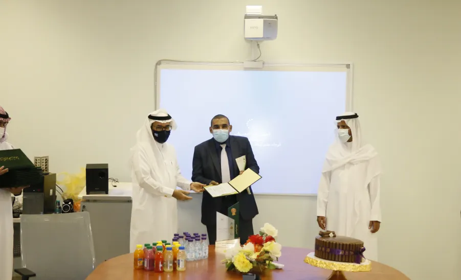 عميد خدمة المجتمع والتعليم المستمر يكرم أعضاء وحدة الجودة بالعمادة - عميد خدمة المجتمع والتعليم المستمر يكرم أعضاء وحدة الجودة بالعمادة