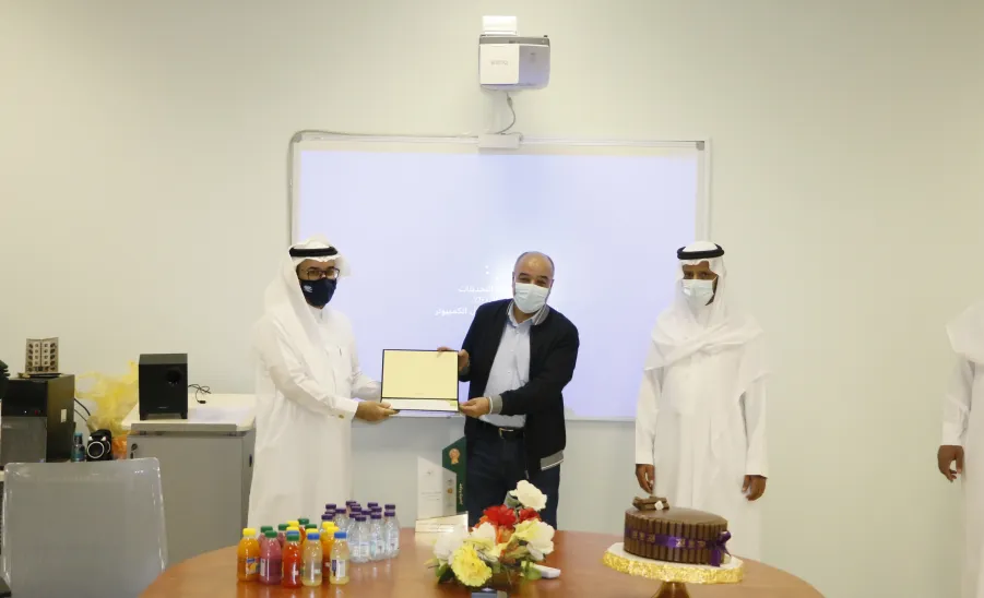 عميد خدمة المجتمع والتعليم المستمر يكرم أعضاء وحدة الجودة بالعمادة - عميد خدمة المجتمع والتعليم المستمر يكرم أعضاء وحدة الجودة بالعمادة