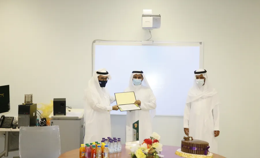 عميد خدمة المجتمع والتعليم المستمر يكرم أعضاء وحدة الجودة بالعمادة - عميد خدمة المجتمع والتعليم المستمر يكرم أعضاء وحدة الجودة بالعمادة