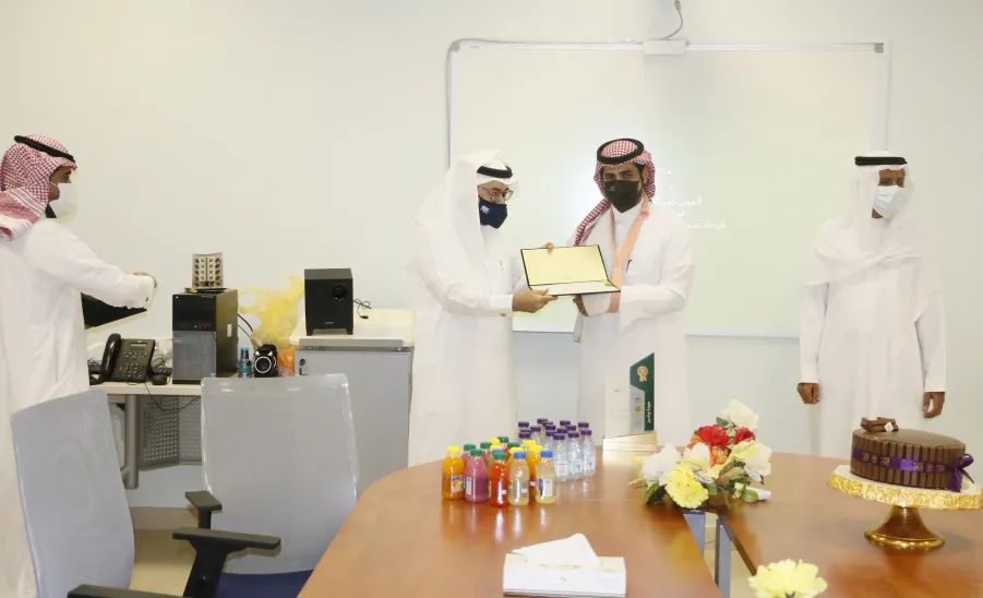 عميد خدمة المجتمع والتعليم المستمر يكرم أعضاء وحدة الجودة بالعمادة - عميد خدمة المجتمع والتعليم المستمر يكرم أعضاء وحدة الجودة بالعمادة
