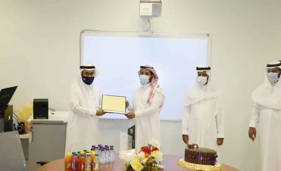 عميد خدمة المجتمع والتعليم المستمر يكرم أعضاء وحدة الجودة بالعمادة - عميد خدمة المجتمع والتعليم المستمر يكرم أعضاء وحدة الجودة بالعمادة