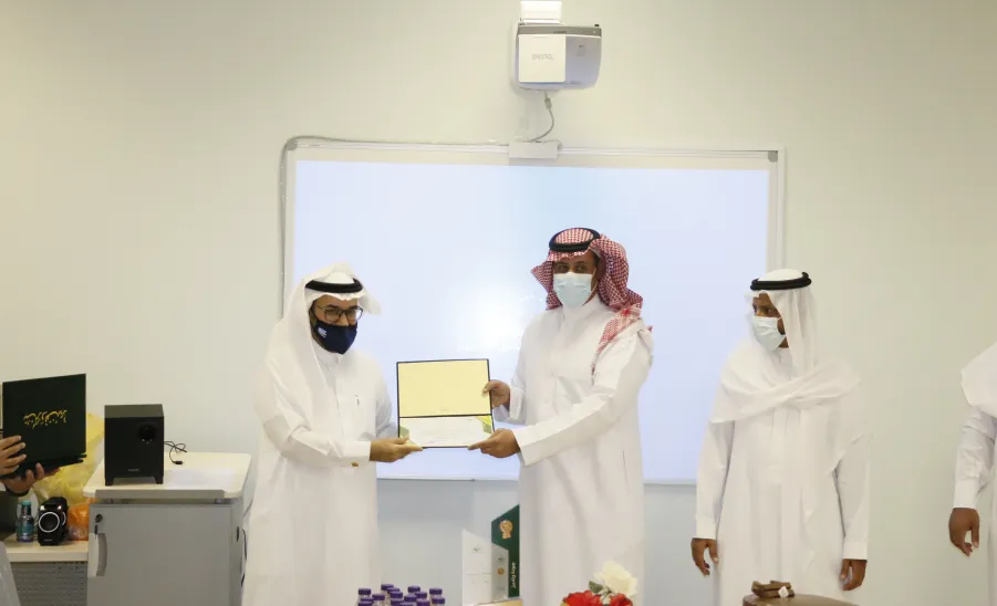 عميد خدمة المجتمع والتعليم المستمر يكرم أعضاء وحدة الجودة بالعمادة - عميد خدمة المجتمع والتعليم المستمر يكرم أعضاء وحدة الجودة بالعمادة
