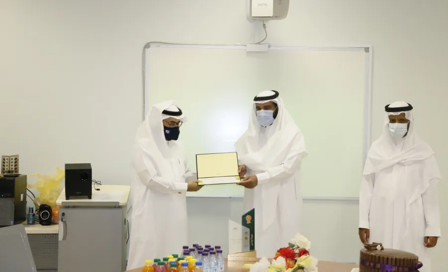 عميد خدمة المجتمع والتعليم المستمر يكرم أعضاء وحدة الجودة بالعمادة - عميد خدمة المجتمع والتعليم المستمر يكرم أعضاء وحدة الجودة بالعمادة