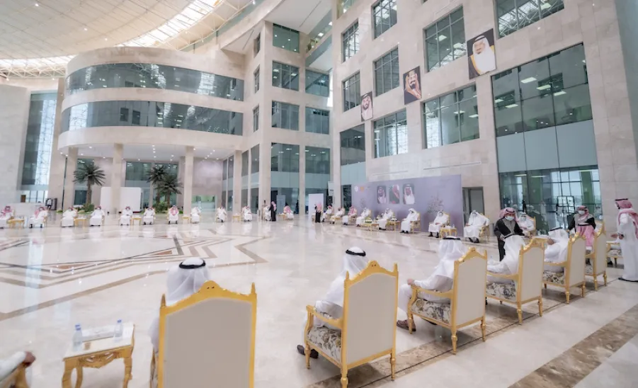 وسط إجراءات احترازية وباتباع التعليمات الوقائية : الجامعة تقيم حفل المعايدة السنوي لعيد الفطر المبارك -  aa