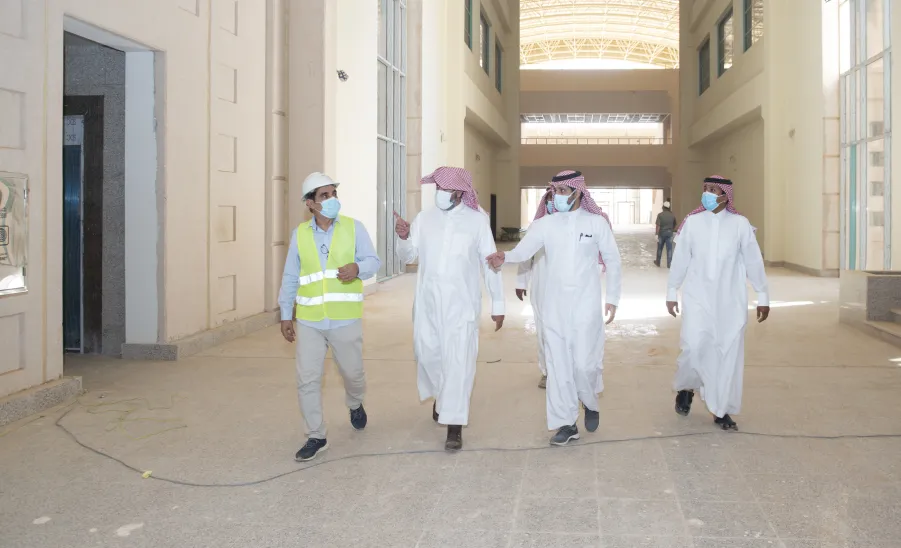 وكيل الجامعة يتفقد مراحل العمل في مشاريع ومرافق الجامعة بالمجمعة وحوطة سدير - ]U,M