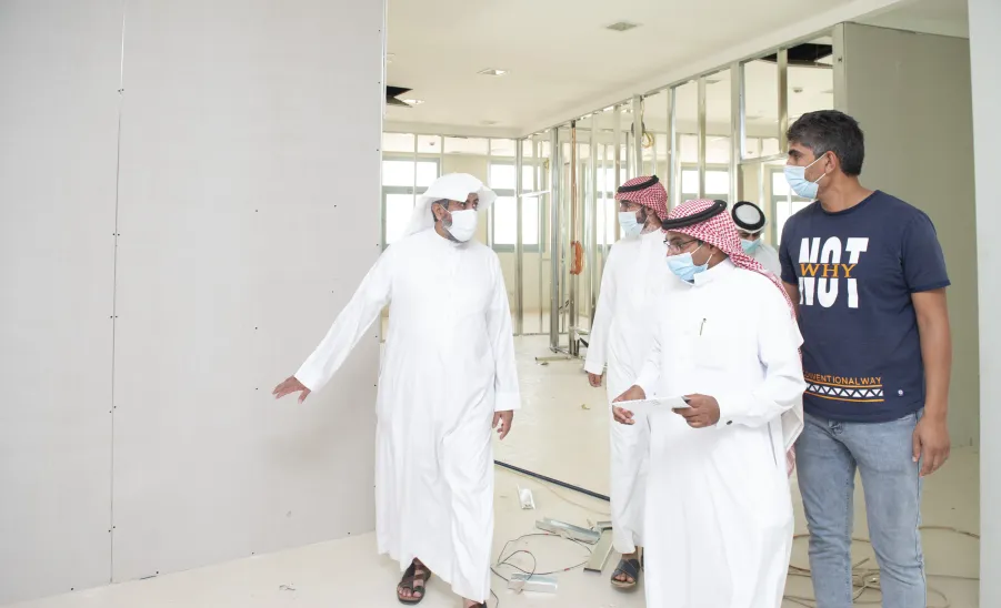وكيل الجامعة يتفقد أعمال تجهيز المقر الجديد لإدارة الخدمات الطبية -  وكيل الجامعة يتفقد أعمال تجهيز المقر الجديد لإدارة الخدمات الطبية
