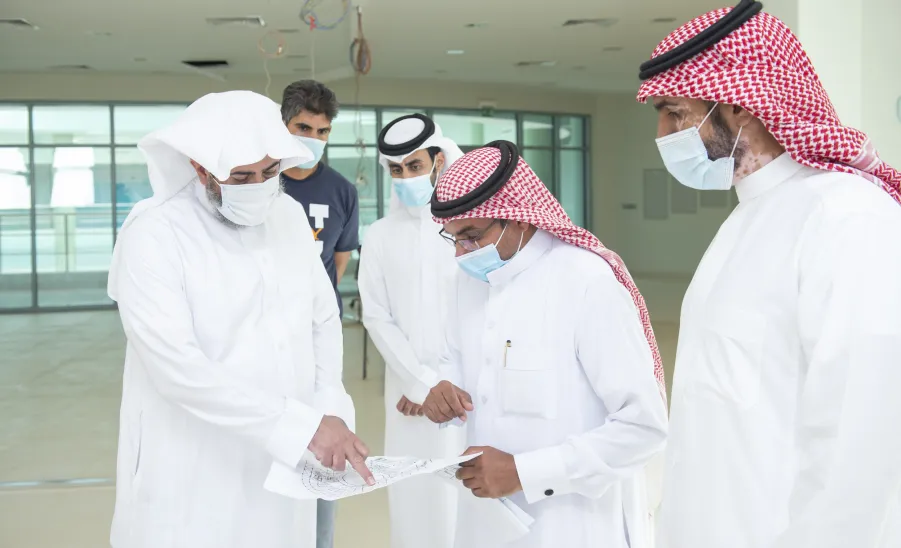 وكيل الجامعة يتفقد أعمال تجهيز المقر الجديد لإدارة الخدمات الطبية -  وكيل الجامعة يتفقد أعمال تجهيز المقر الجديد لإدارة الخدمات الطبية