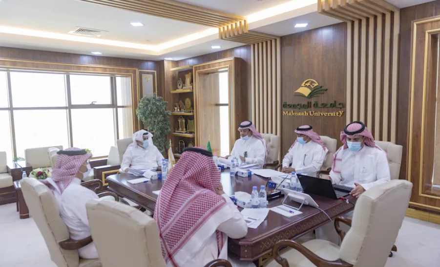 معالي رئيس الجامعة يطلع على تقرير بمنجزات معهد الدراسات والخدمات الاستشارية - ]U,M