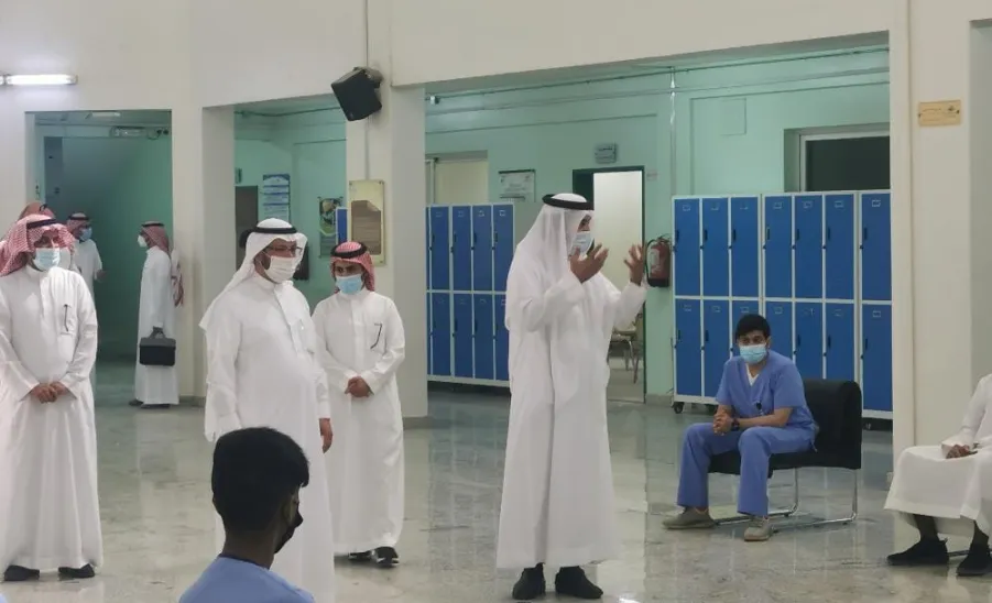 Vice-Rector visits College of Dentistry  -  وكيل الجامعة للشؤون التعليمية يزور طب الأسنان 