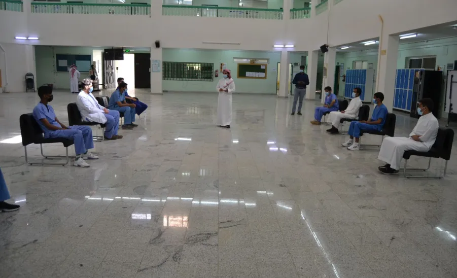 Vice-Rector visits College of Dentistry  -  وكيل الجامعة للشؤون التعليمية يزور طب الأسنان 