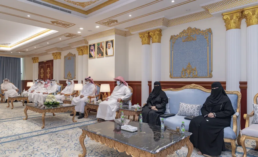 رئيس الجامعة يلتقي بقياداتها من الوكلاء وعمداء الكليات والعمادات المساندة - جامعة المجمعة