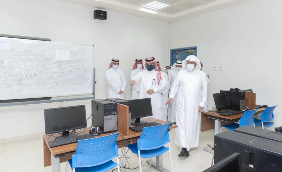 رئيس الجامعة بالإنابة يتفقد استعدادات الكليات بالمدينة الجامعية بالمجمعة - ]U,M