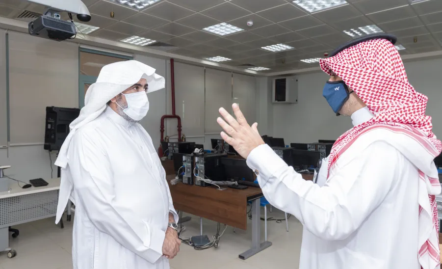 رئيس الجامعة بالإنابة يتفقد استعدادات الكليات بالمدينة الجامعية بالمجمعة - ]U,M