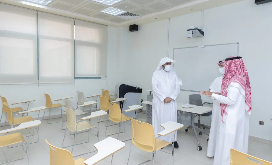 رئيس الجامعة بالإنابة يتفقد استعدادات الكليات بالمدينة الجامعية بالمجمعة - ]U,M