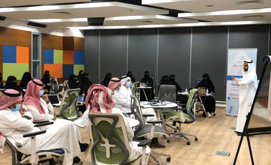 رئيس الجامعة يفتتح البرنامج التعليمي لمبادرة حاضنة الرياض للأعمال -  رئيس الجامعة يفتتح البرنامج التعليمي لمبادرة حاضنة الرياض للأعمال