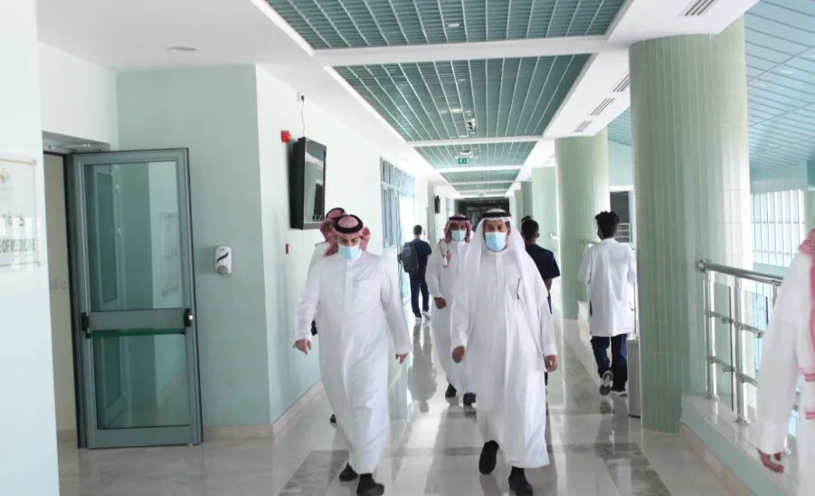 بمتابعة رئيس الجامعة...وكيل الجامعة للشؤون التعليمية يزور الكليات ويناقش اهم الموضوعات المتعلقة بالعملية التعليمية - زيارة كليات الجامعة 