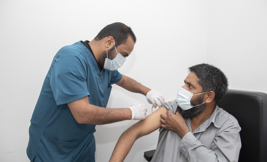 الخدمات الطبية المتنقلة تنفذ مبادرة حملة تطعيم لقاح فايروس كورونا لعدد من المراكز