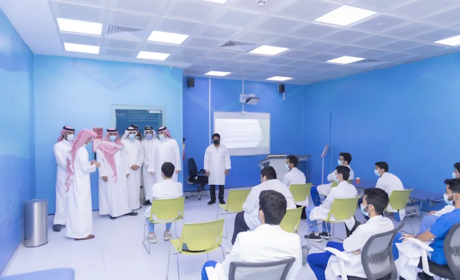 رئيس الجامعة يزور كليتي الطب والعلوم الطبية التطبيقية  - جامعة المجمعة