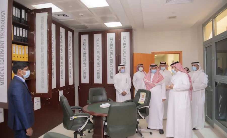رئيس الجامعة يزور كليتي الطب والعلوم الطبية التطبيقية  - جامعة المجمعة