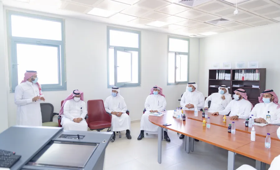 رئيس الجامعة يزور كليتي الطب والعلوم الطبية التطبيقية  - جامعة المجمعة